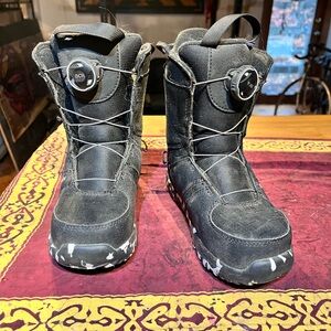 Kids Black youth zip line snowboard boot, black boa closure
